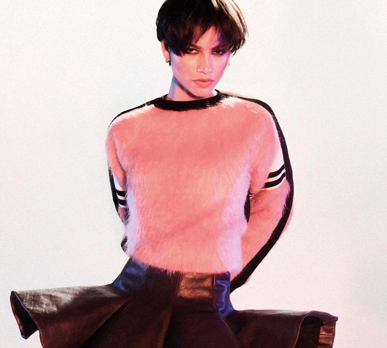 Короткострижена Зендея у кокетливих міні пострибала для британського глянцю