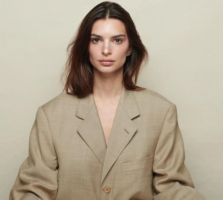 Ратаковскі епатувала вулиці Нью-Йорка прогулянкою у крихітному бікіні. Фото