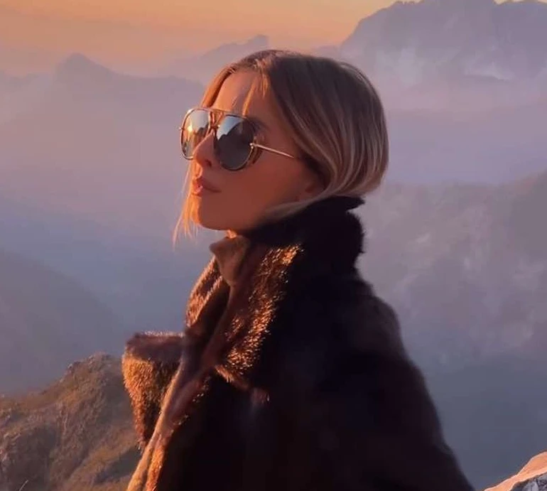 Онука Ротару в окулярах за $700 та в шубі за $500 знялася на заході сонця посеред гір. Відео