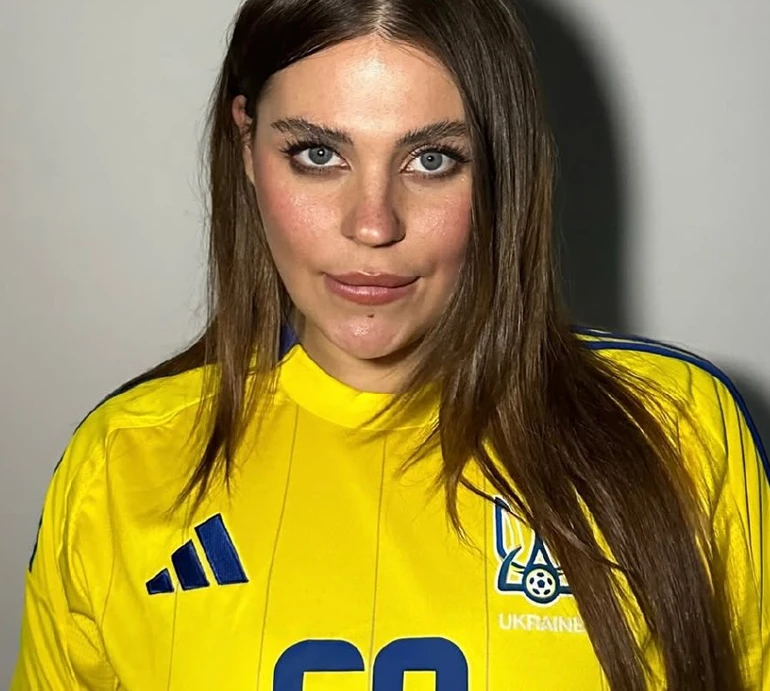 Заріцька у бікіні поплескалася у водоспаді і показала рандоми з подорожей