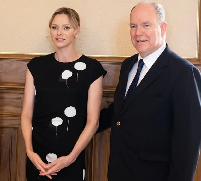 Княгиня Монако в елегантній сукні з квітами попозувала на презентації власного портрета. Фото