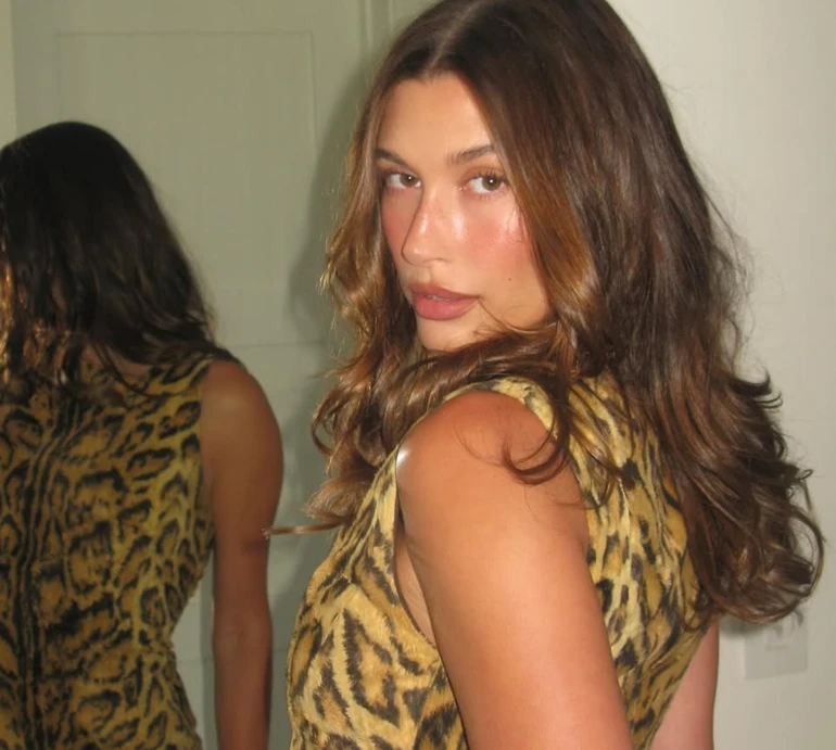 Хейлі Бібер на тлі чуток про розлучення захопила засмаглим тілом в купальнику. Фото