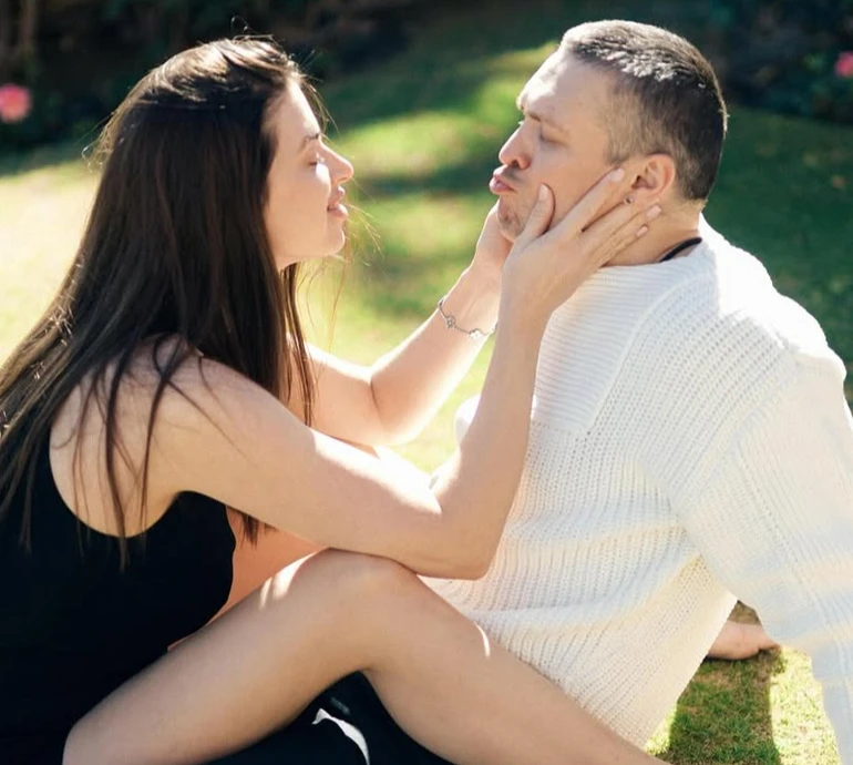 Моє все: Усик після перемоги над Дюбуа зворушив обіймами з дружиною