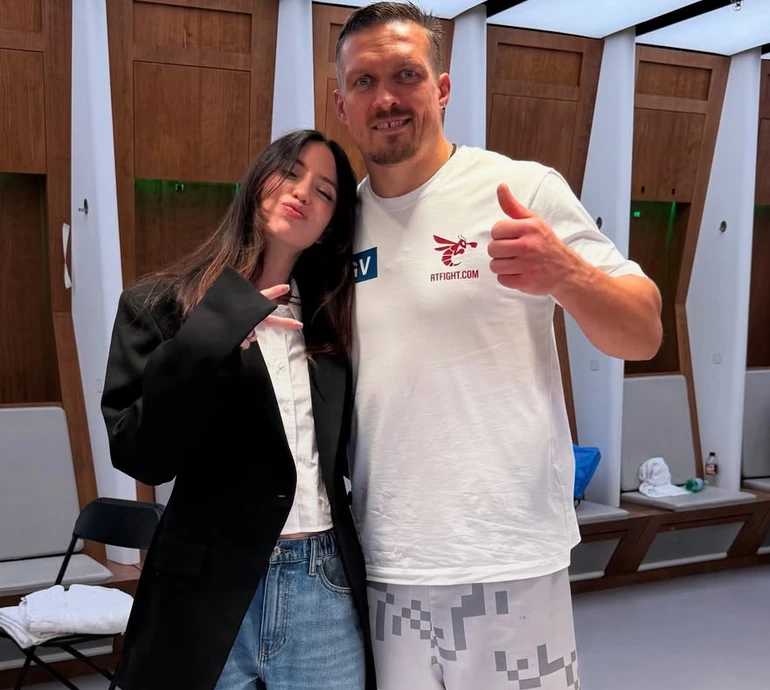 Дорофєєва у костюмі з гілкою фізаліса виконала гімн України перед боєм Усика з Дюбуа. Відео