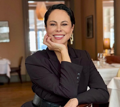 Ексдружина Кличка у багатошаровому максі елегантно виставила ніжку на фешн-зйомці