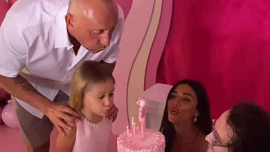 Дімопулос з ексчоловіком об'єдналися заради святкування 6-річчя дочки. Фото