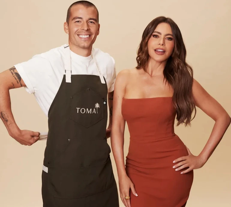 Була дуже молодою: Вергара попозувала з 34-річним сином на кухні та згадала, як сама виховувала його в 19 років. Фото