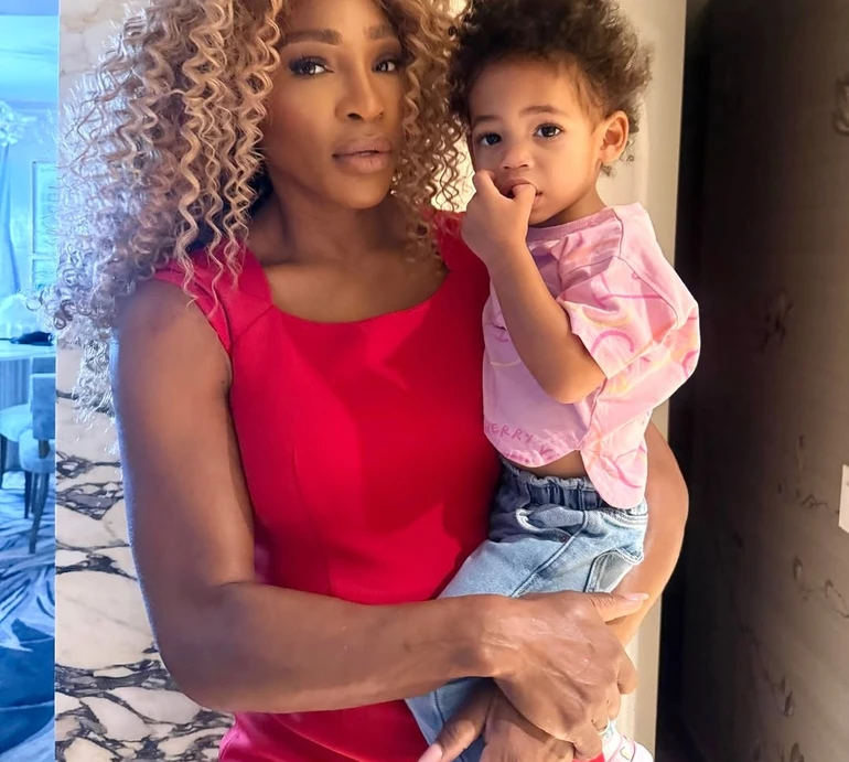 Серена Вільямс у червоному міні замилувала спробами 2-річної дочки потрапити до маминої зйомки. Фото