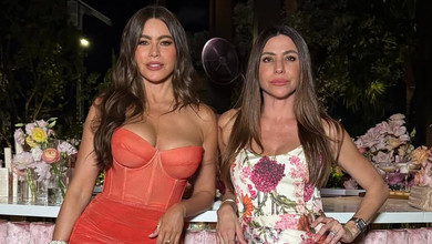 Вергара в кораловому корсеті випнула пишний бюст на вечірці свого бренду. Фото