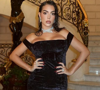 Наречена Роналду впакувала ласі форми в сукню, як у Гіларі Свонк на Оскарі-2005. Фото