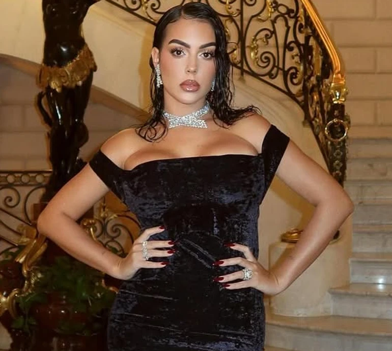 Наречена Роналду впакувала ласі форми в сукню, як у Гіларі Свонк на Оскарі-2005. Фото