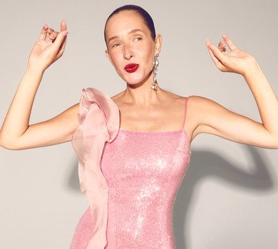 Трішки цвіту вам у стрічку: Осадча в рожевих паєтках та промислових рукавичках з мереживом вразила незвичним образом