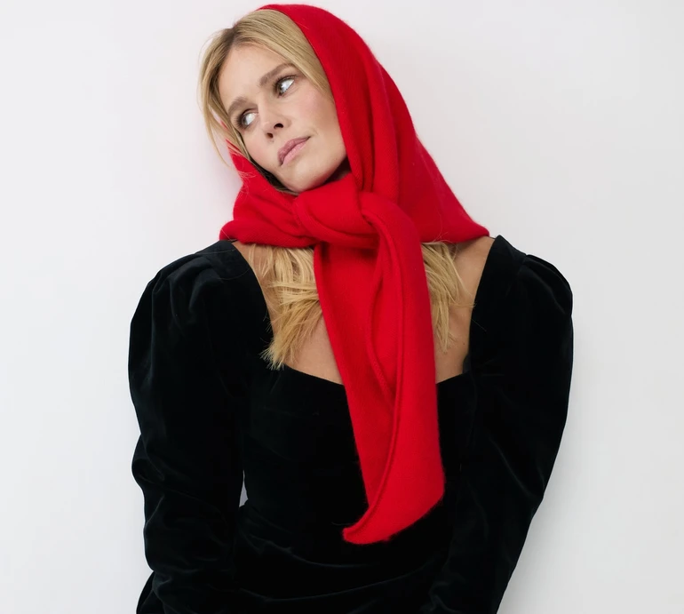 Хустка, гольфи та Рафаель: Кузнецова в екстраміні похизувалася ногами у вигадливих позах