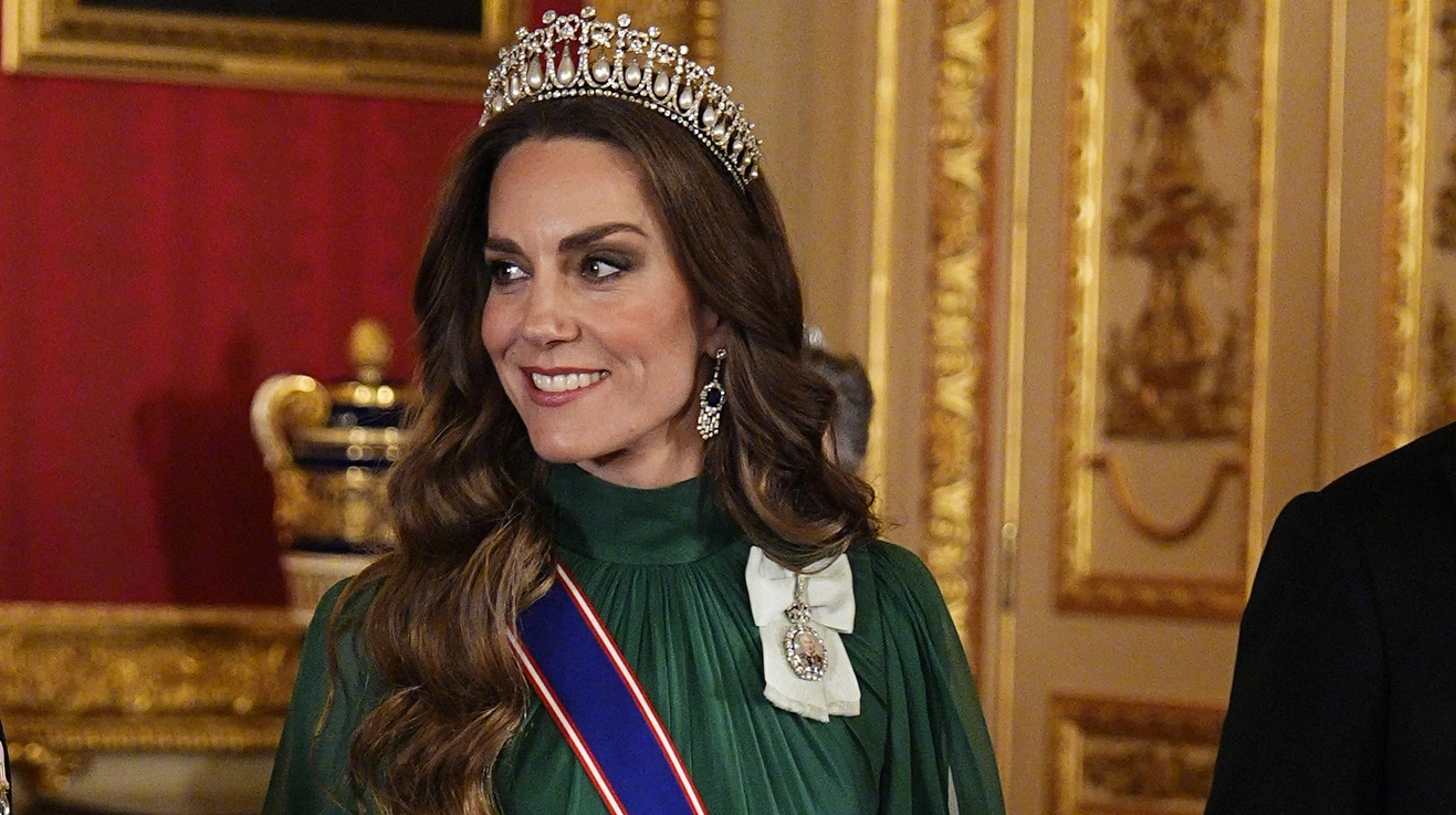 Тіара леді Ді, сапфіри Єлизавети та брошка з портретом Чарльза: Міддлтон на бенкеті у Віндзорі вигуляла розкішний зелений лук