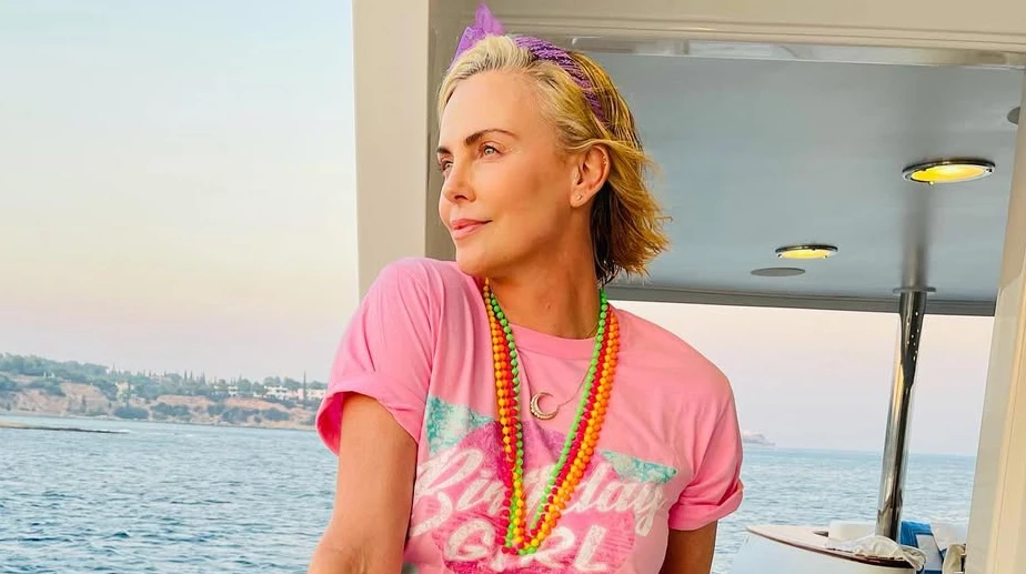 50-річну Шарліз Терон зазнімкували у жовтому бікіні на гавайському пляжі