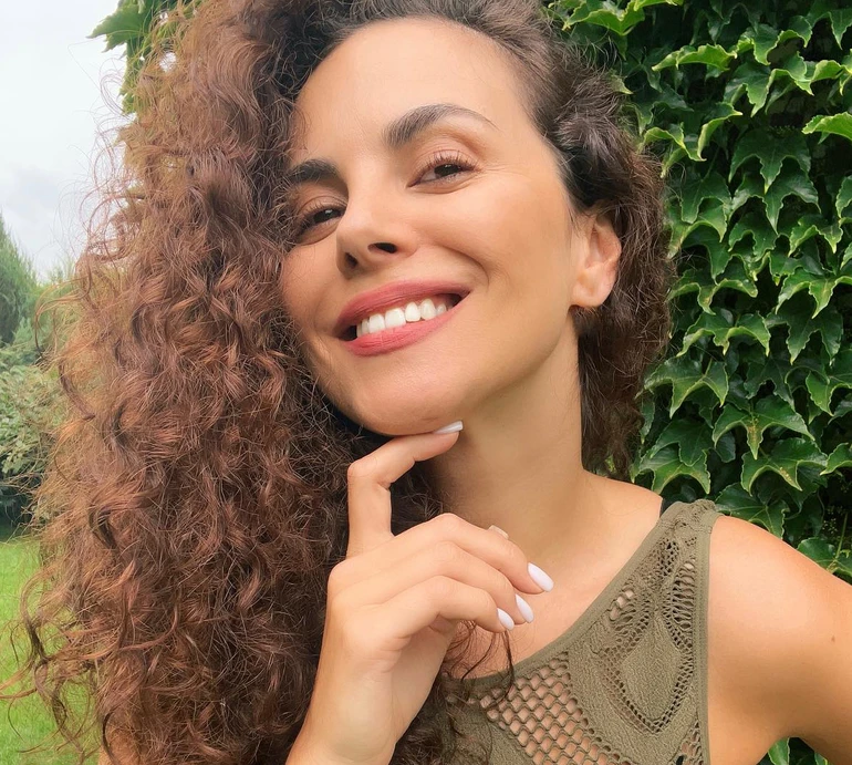 Каменських у шкірі на тлі іспанських хвиль заспівала про кохання, яке хочеться від усіх заховати