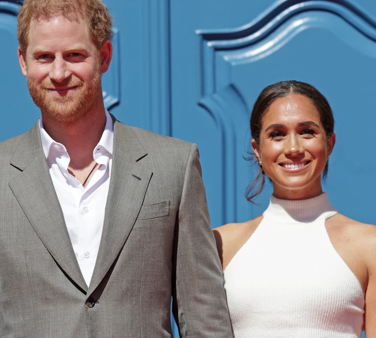 Харизма зашкалює: син фанатки принца Гаррі та Меган Маркл яскраво сфотографувався з зірковим подружжям