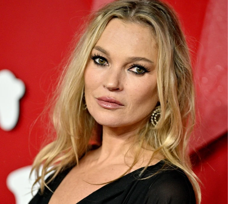 Прозора сукня й трусики: дочка Мосс повторила її культовий лук з 90-х. ФОТО