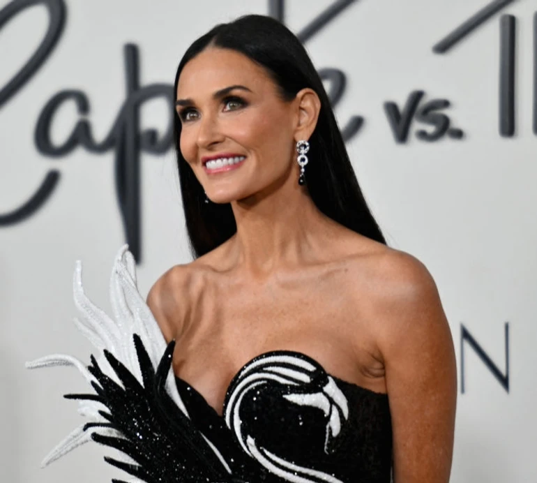 Справжня лебідонька: Демі Мур із голими плечима в тематичному ч/б відвідала прем'єру