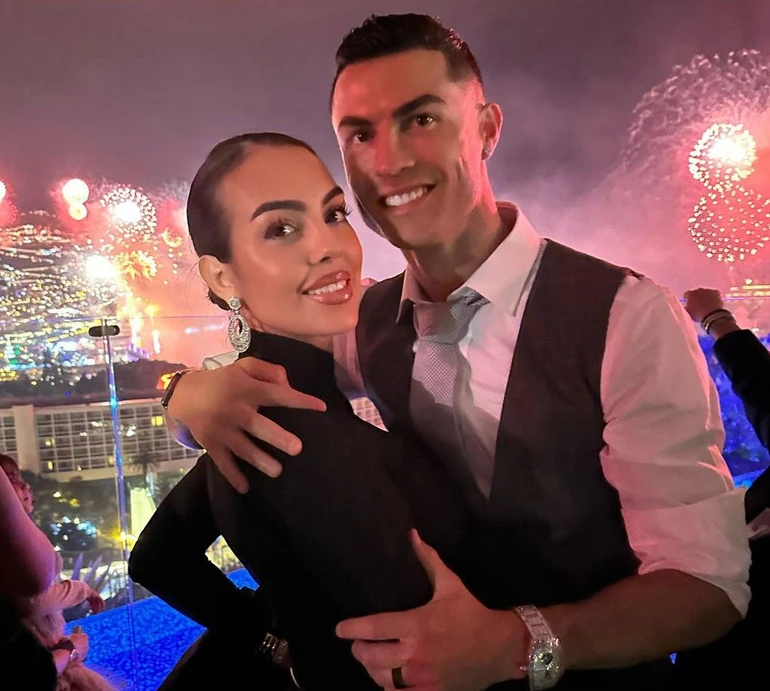 Модель Шевченка, продавчиня Роналду, журналістка Рамоса і танцівниця Зідана: як виглядають жінки відомих футболістів. Фото