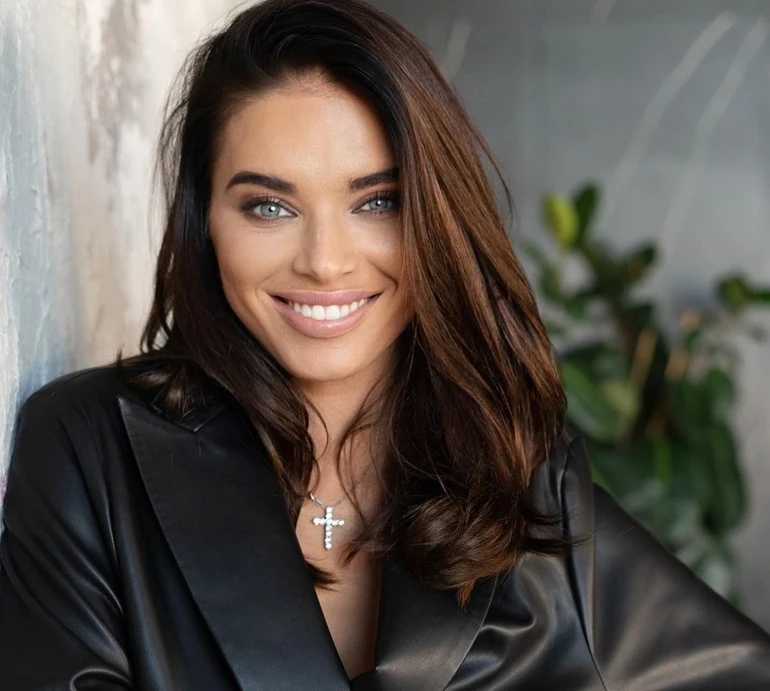 Дружина Усика засвітила струнку фігуру через 1,5 місяця після четвертих пологів. Фото