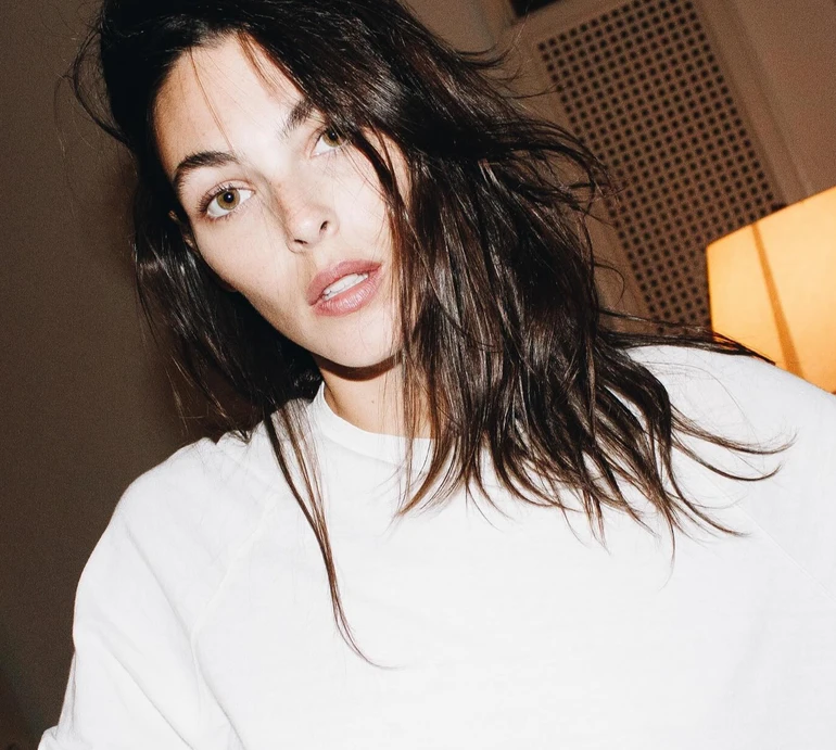 25-річна подружка ДіКапріо у бікіні вляглася на пісок для спокусливого кадру