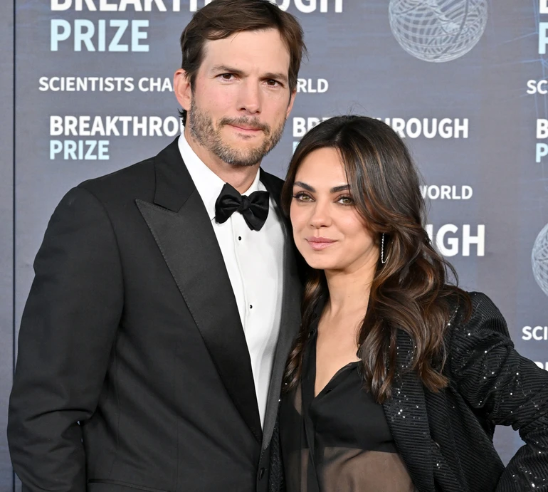 Рідкісна поява: Куніс і Кутчер сходили на баскетбол з обома дітьми. Фото