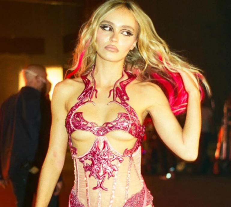 Я та моя принцеса: 24-річна дочка Деппа топлес попозувала на коханій догори дригом