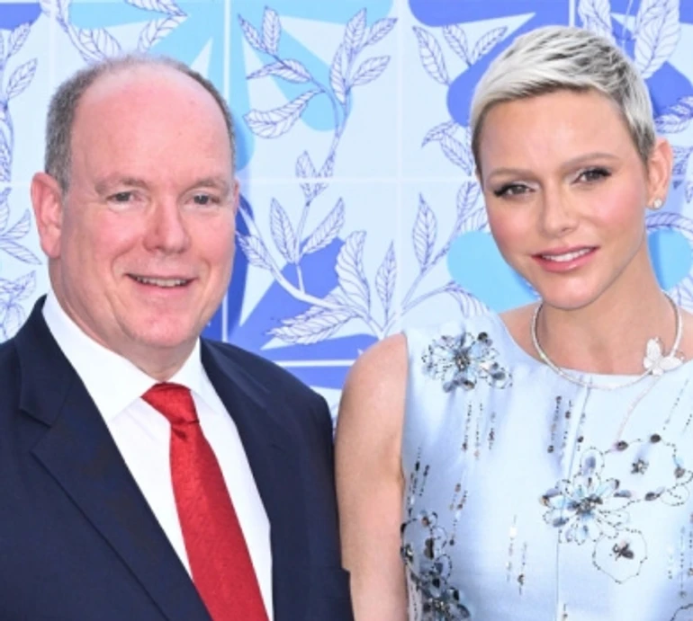 Князь Монако в шортах і панамі засвітився з княгинею та дітьми на французькому відпочинку