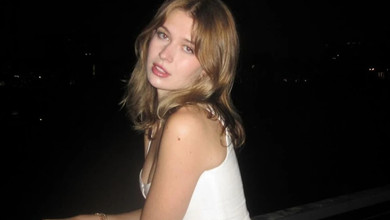 Старша дочка Брежнєвої у куценьких шортах похвалилася вмінням пити з двох келихів