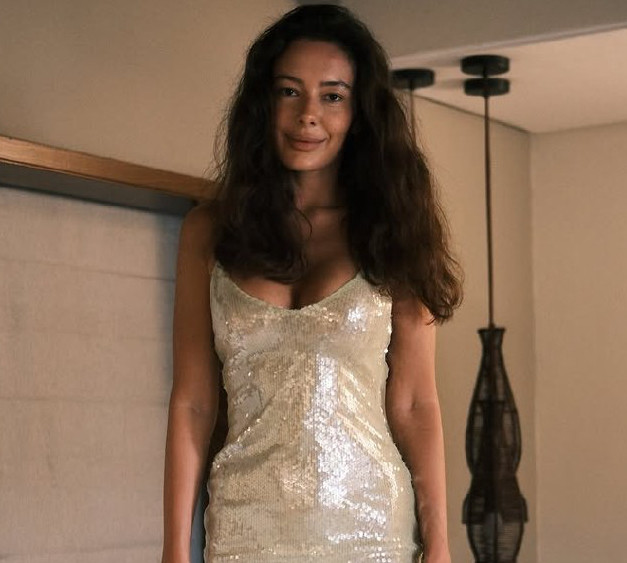 Манекен топлес на підборах влаштувала гарячу зйомку просто неба