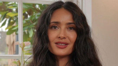 59 обертів навкруг сонця: Хаєк зустріла день народження грайливим фото в яскравому бікіні