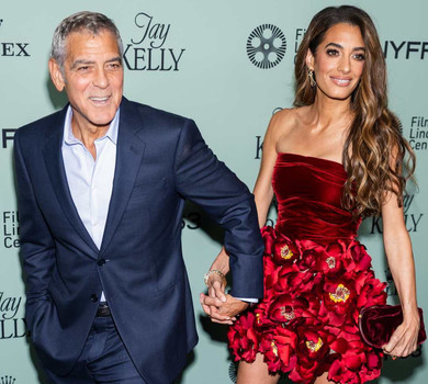 Оксамит і заквітчана спідничка: дружина Клуні в ефектному міні з'явилася з чоловіком на парадному хіднику