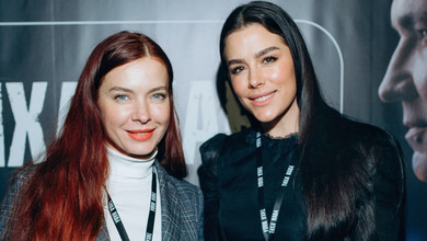 Онуфрійчук у пишному міні засвітилася з сестрою на прем'єрі серіалу в Києві. Фото