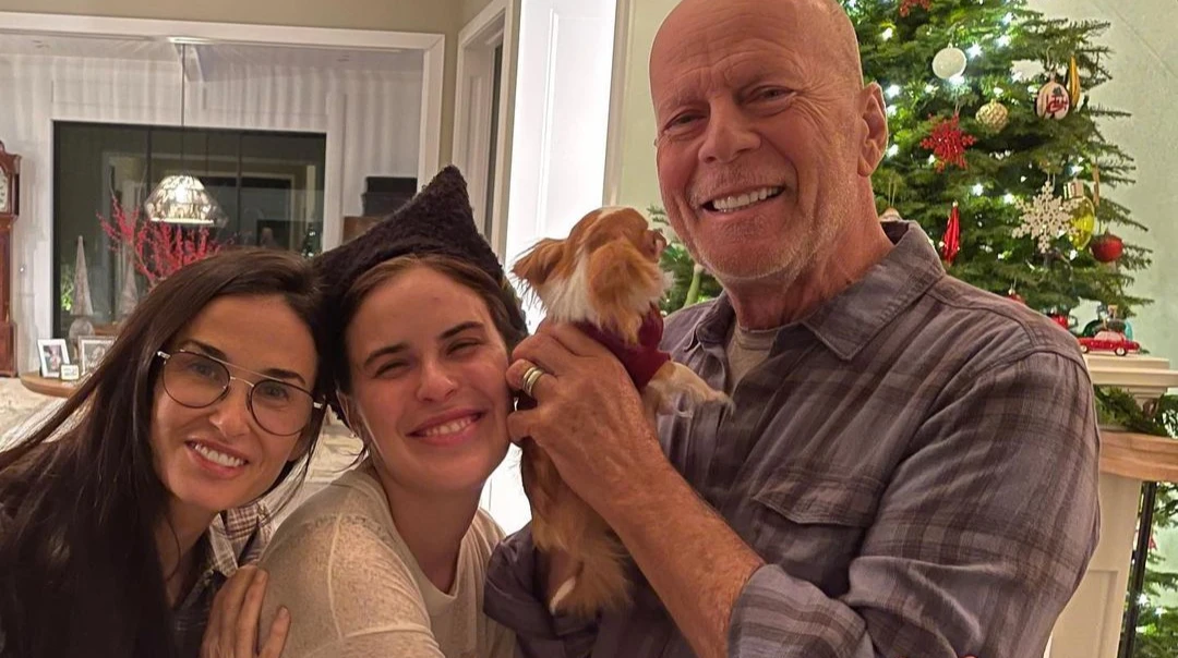 Все, що тобі потрібно - любов: Демі Мур із дочками ніжно привітала хворого на деменцію Брюса Вілліса з 71-річчям