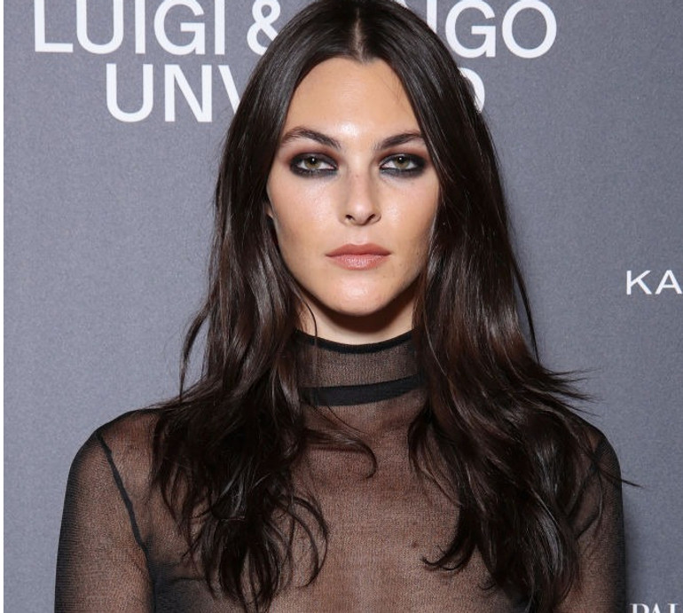 Лео, ти все проґавив: 25-річна дівчина ДіКапріо у зухвалому луці посвітила сосками на модній виставці