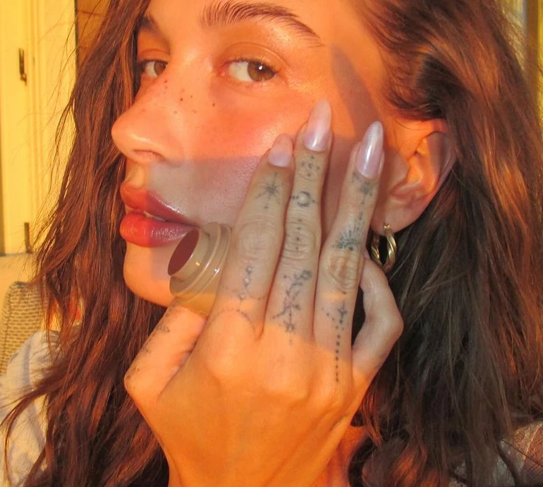 Французький, хромований, омбре чи зі стразами: ідеї трендового манікюру на весну-літо 2024. Фото