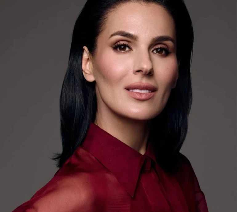 Сміливо дивитися в очі: Єфросиніна в капелюшку з сіткою показалася на драматичних чорно-білих фото