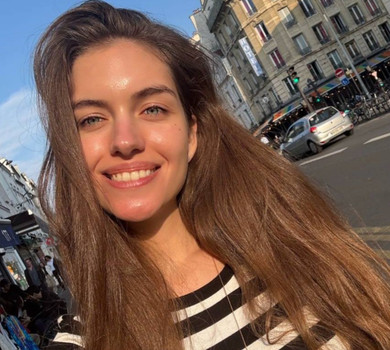 Ексдружина Комарова у Парижі здивувала зачісками та попритулялася до пожежника заради фешн-фото