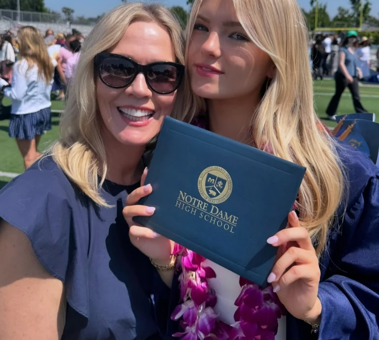 Дженні Гарт заселфилася з 18-річною дочкою-випускницею та замилувала сімейними розвагами. Фото