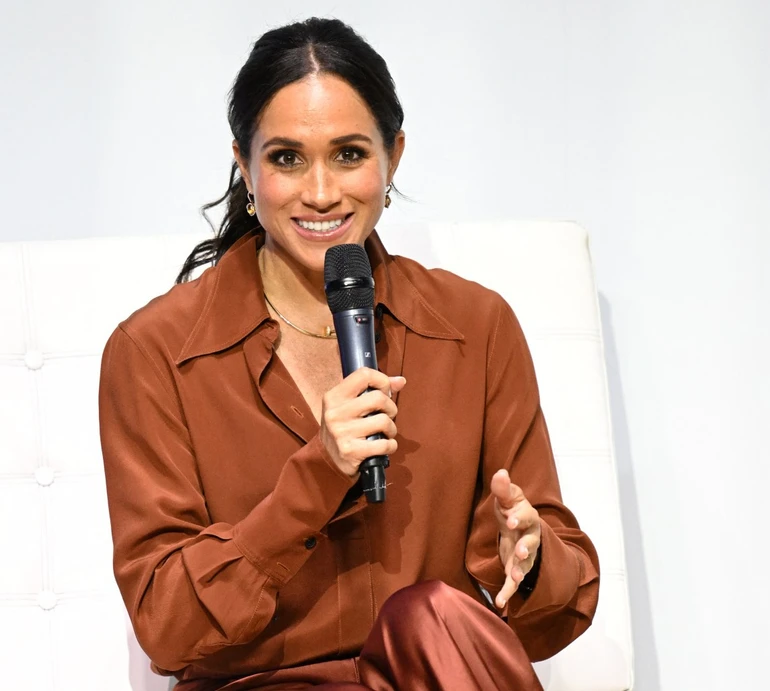 Неймовірна бездушність: Меган Маркл розлютила мережу безтурботним відео, знятим коло місця фатальної аварії леді Ді