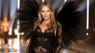 Урок стилю від ікони: Кейт Мосс на модний показ вигуляла лук із хутра, шкіри та мережива. Фото