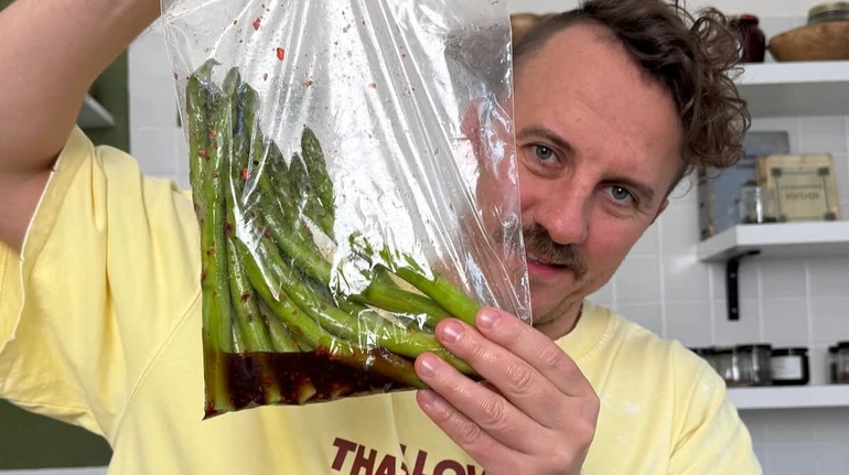 П'ятий смак, який покращує все: Клопотенко показав, як замаринувати спаржу а-ля биті огірки