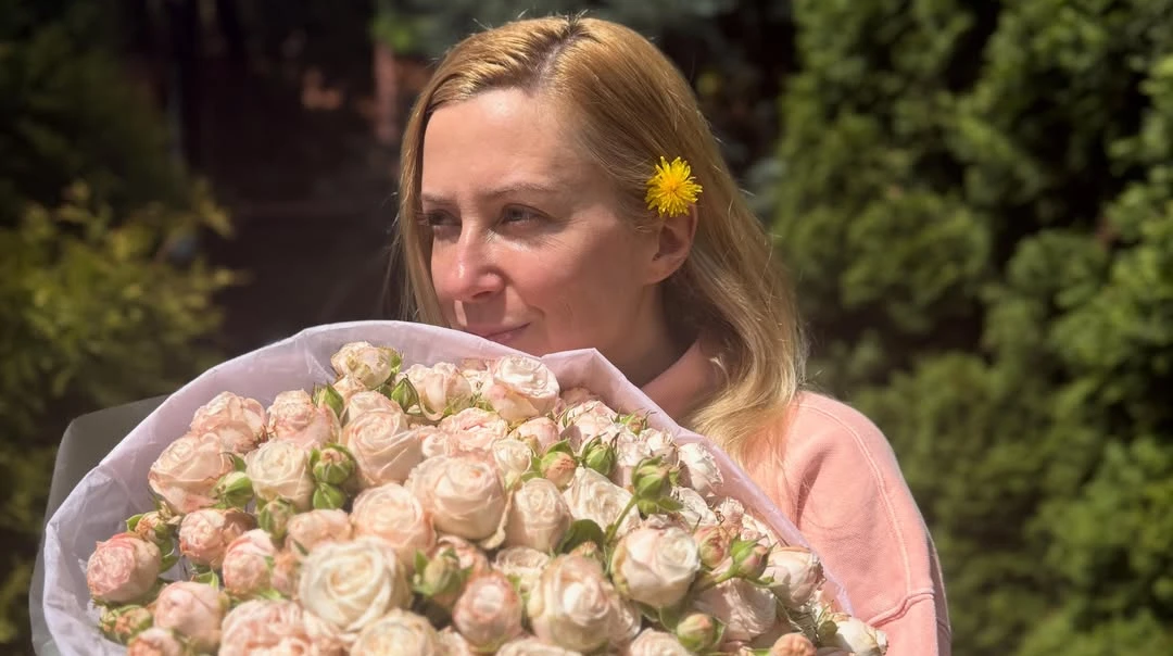 Матвієнко з кульбабкою у волоссі попозувала з величезним букетом та нагадала про особливе свято