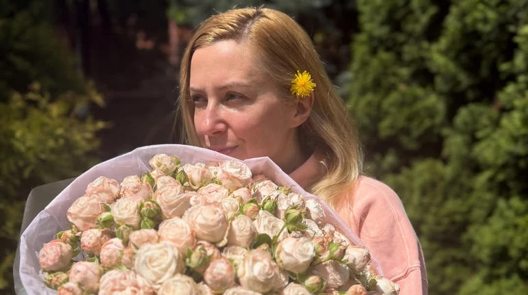 Матвієнко з кульбабкою у волоссі попозувала з величезним букетом та нагадала про особливе свято