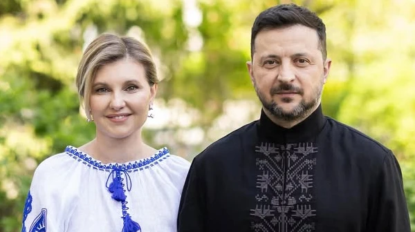 Президент у чорній, а перша леді в біло-синій: Зеленські привітали з Днем вишиванки