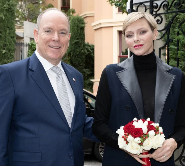 Елегантна княгиня Шарлін засвітилася з чоловіком на благодійному івенті. ФОТО