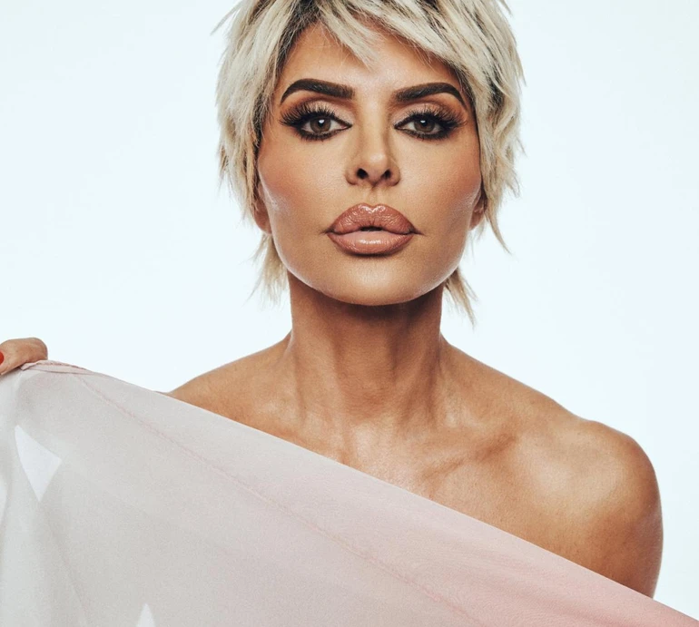 Ліза Рінна в глянці посвітила грудьми крізь прозоре плаття і розказала про прийом гормонів та секс 60+