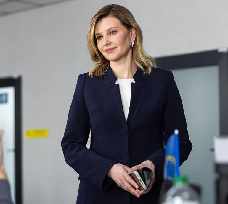 Зеленська у чорному денімі постріляла з рогатки з дітьми. Фото