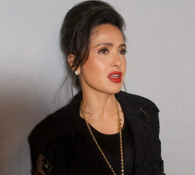 Хаєк у мереживі та з начосом попозувала з чоловіком і дочкою на виставці в Парижі. Фото